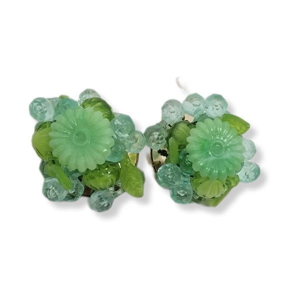 1950s MADE IN HONG KONG GREEN & BLUE LUCITE FLOWER CLUSTER BEAD CLIP ON EARRINGS - Picture 3 of 5